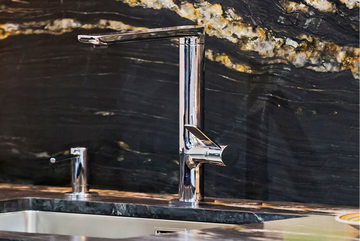 Badezimmer mit grauen Natursteinfliesen und freistehender Wanne