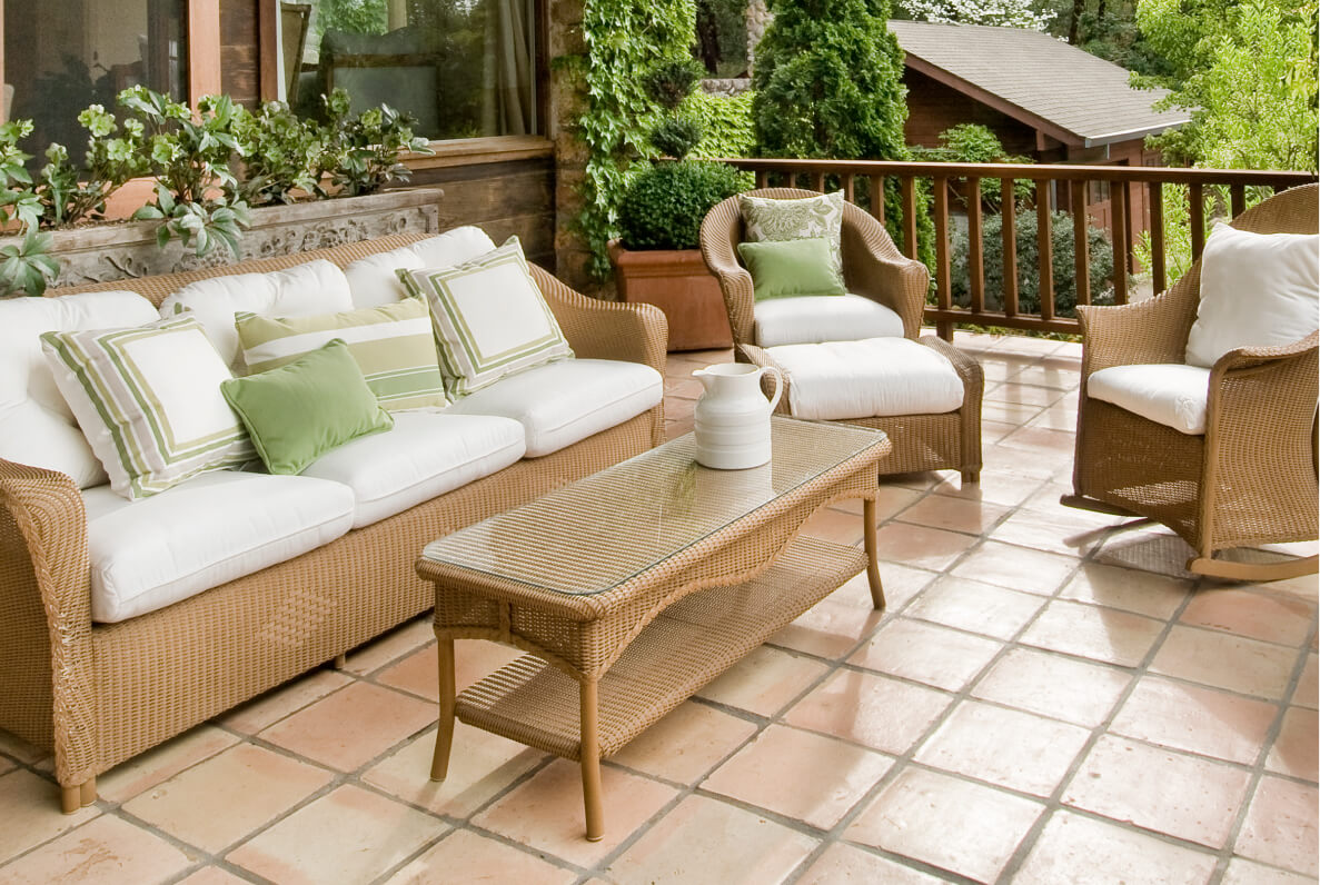 Deko-Arrangements vor hellblauen Mosaikfliesen