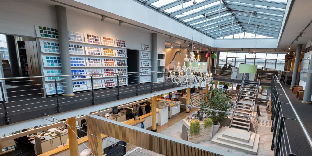 Großzügiger Ausstellungsraum mit Treppe und offenen Bereichen