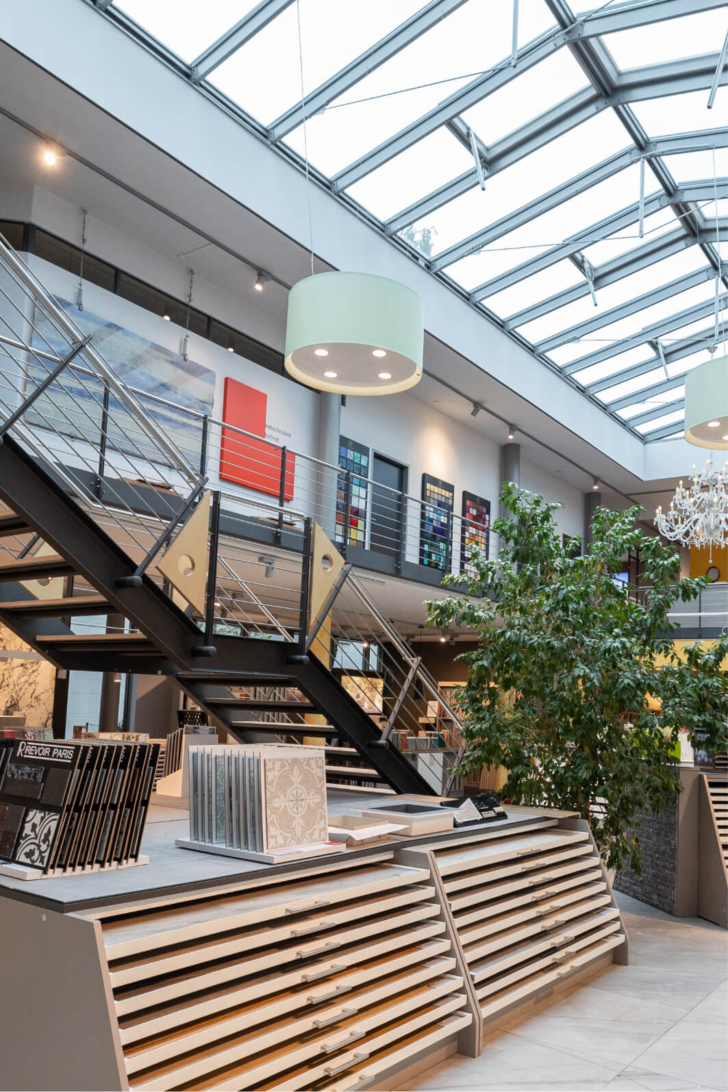Ausstellungsraum mit Treppe, Beleuchtung und Fliesenpräsentationen