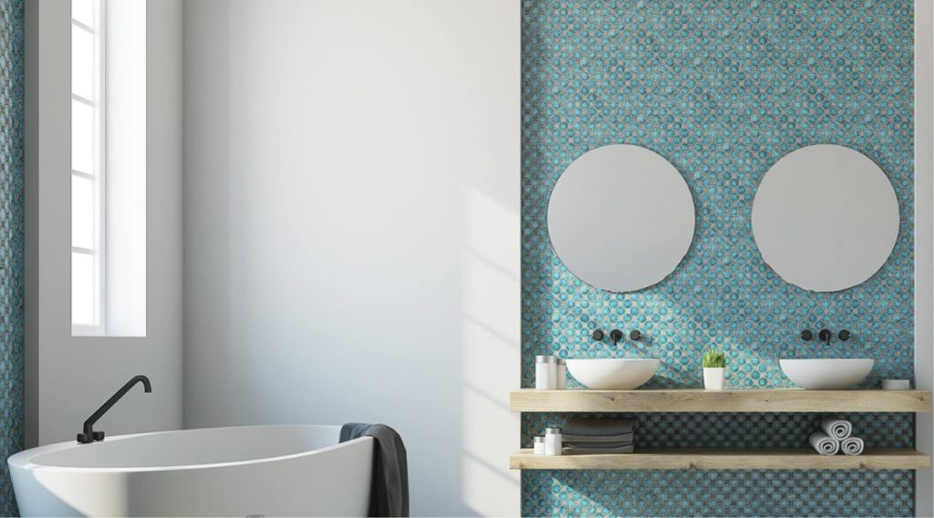 Modernes Bad mit rundem Spiegel und türkisfarbener Mosaikwand
