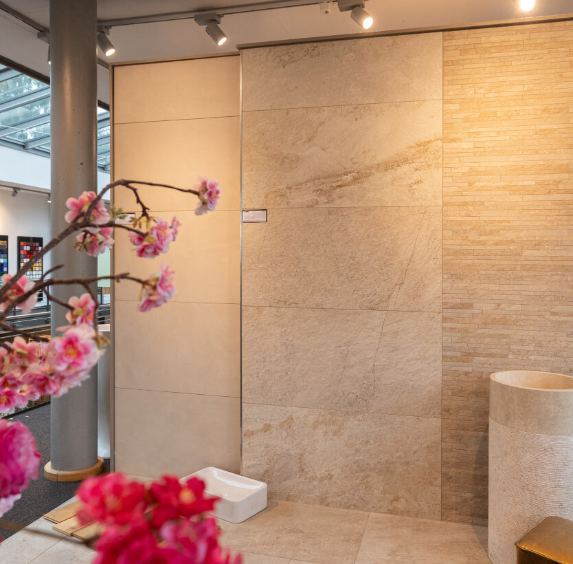 Badezimmerausstellung mit Steinfliesen und Waschbecken