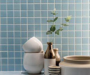 Grünfläche neben einem hell gefliesten Poolrand