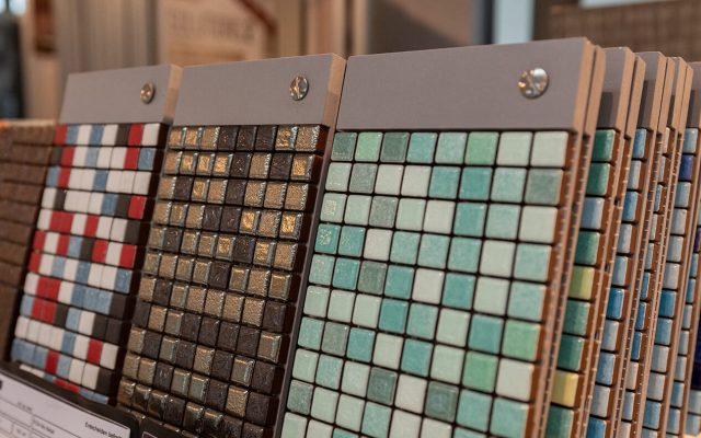 Nahaufnahme verschiedener Mosaikfliesenmuster auf Musterplatten