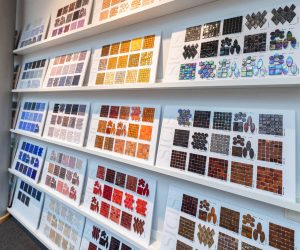 Regalwand mit bunten Fliesenmustern in der Ausstellung