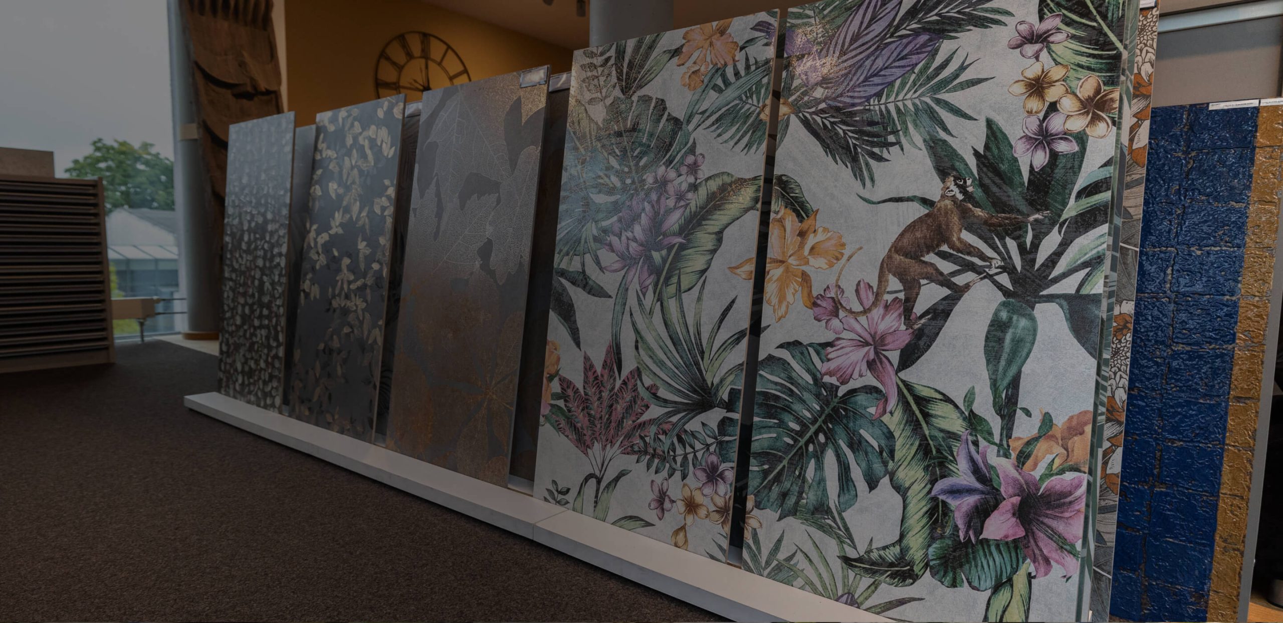 Großformatige Wandfliesen mit floralen Mustern im Ausstellungsraum