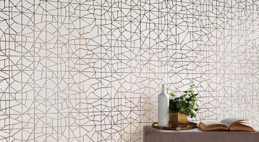 Moderne Mosaikwand mit geometrischem Linienmuster