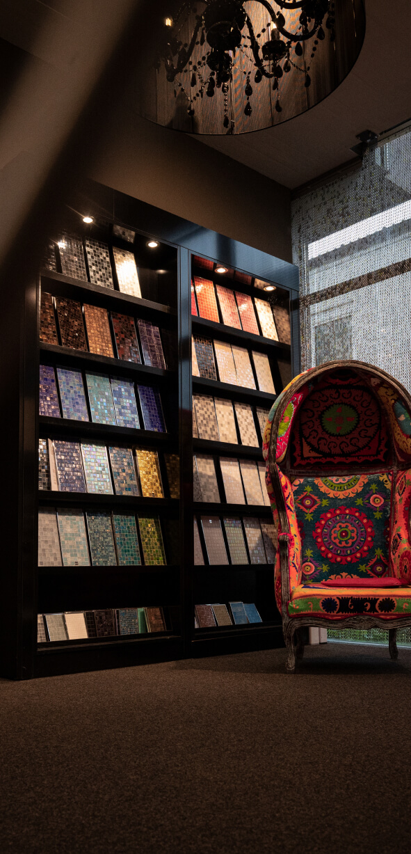 Dunkle Fliesenwand mit verschiedensten Mosaikmustern