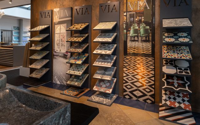 Fliesenausstellung mit modernen Designmusterplatten