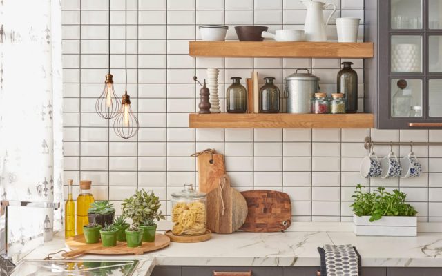 Helles Küchenregal mit weißen Wandfliesen und Holzaccessoires