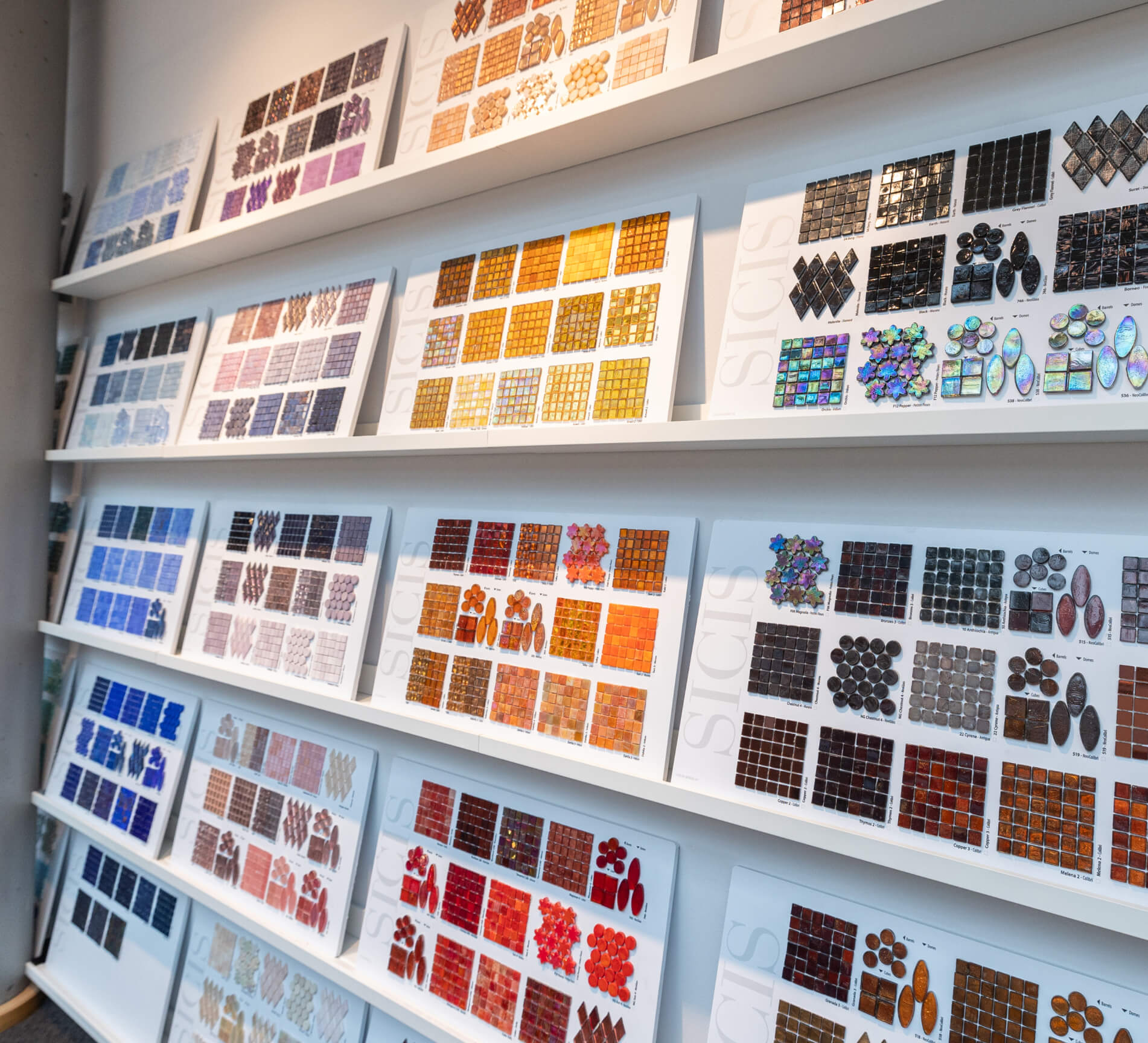 Wand voller bunter Fliesenmuster in einem Showroom