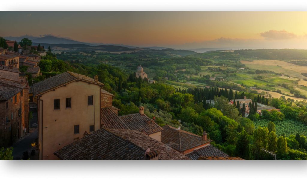 Landschaftspanorama mit Hügeln und historischen Gebäuden