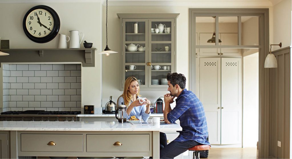 Küche mit hellem Holzboden und zwei Personen beim Gespräch