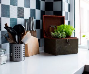 Küchenzeile mit karierten Fliesen und Küchenutensilien