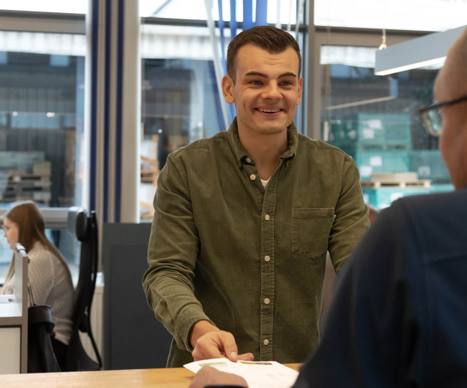 Mitarbeiter führt ein Beratungsgespräch am Schreibtisch