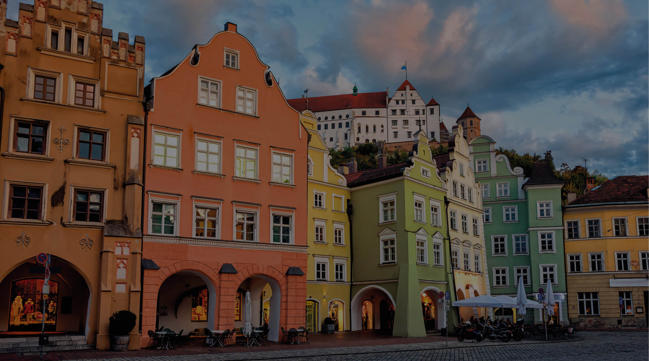 Bunte historische Gebäude aus der Stadt Landshut in Niederbayern