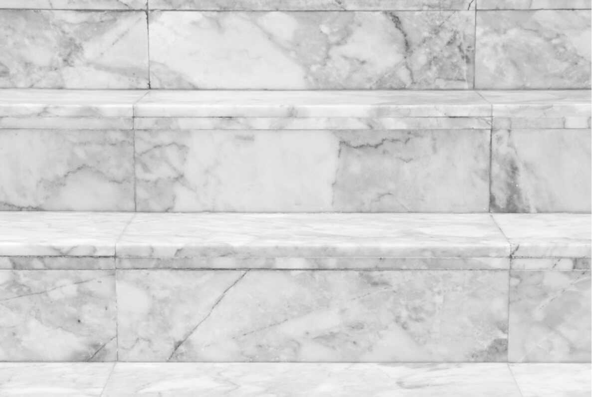 Großes Bad mit Natursteinwänden und freistehender Badewanne