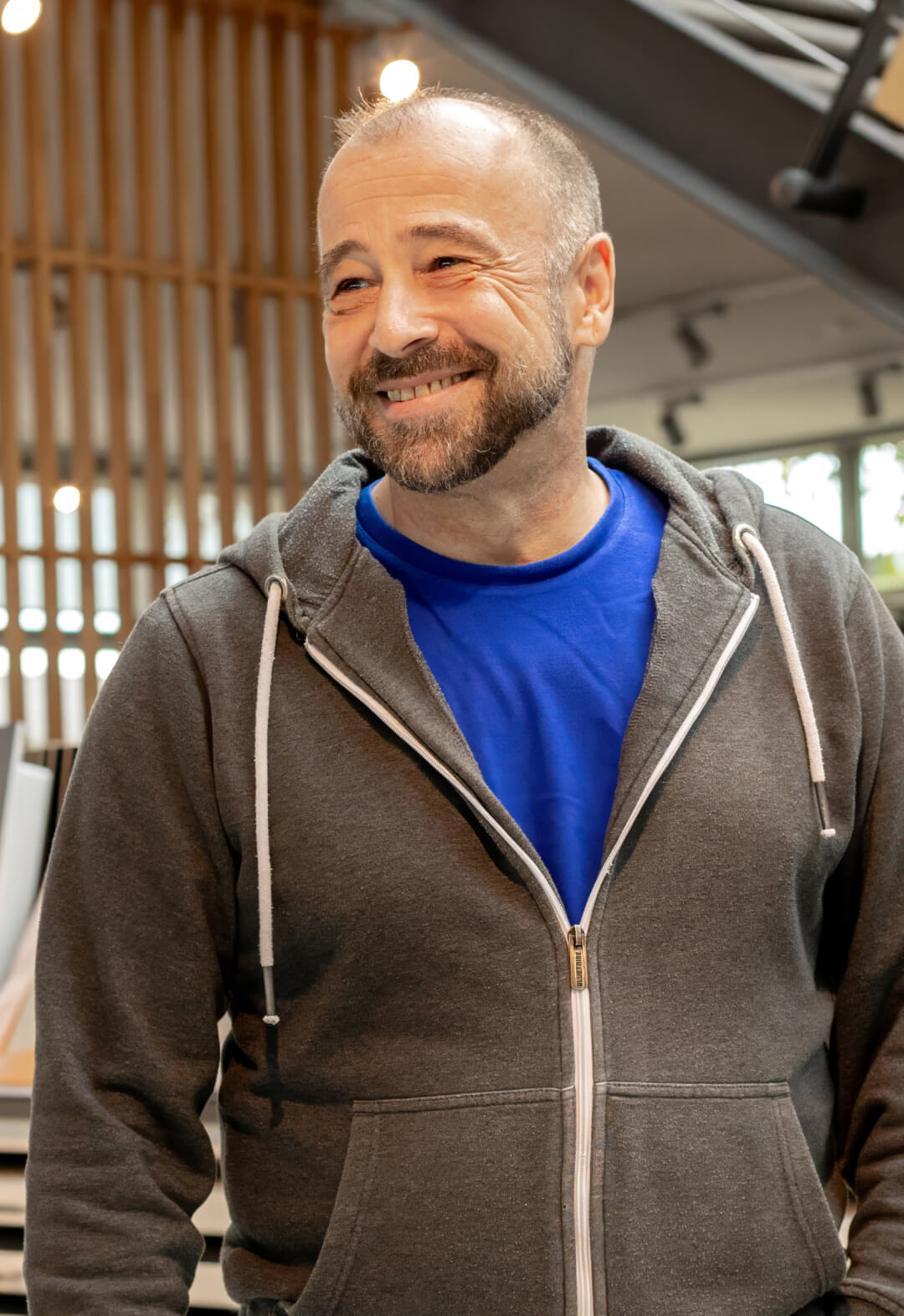 Lächelnder Mann mit Bart und Kapuzenjacke