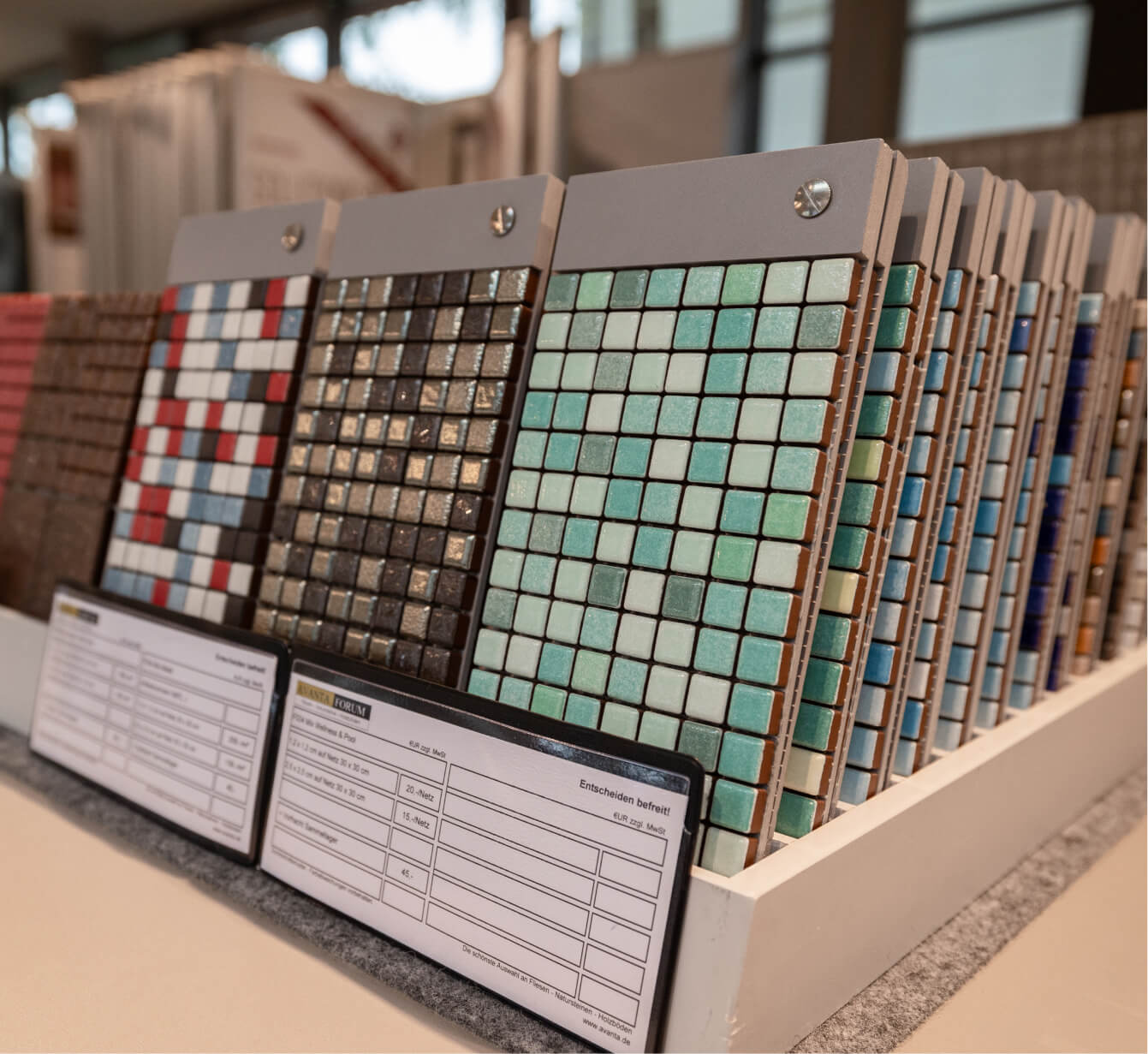 Präsentationsständer mit verschiedenen Fliesenmustern