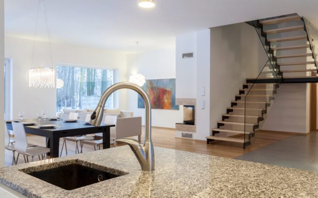 Moderne Küche mit Naturstein-Arbeitsplatte und Edelstahlarmaturen