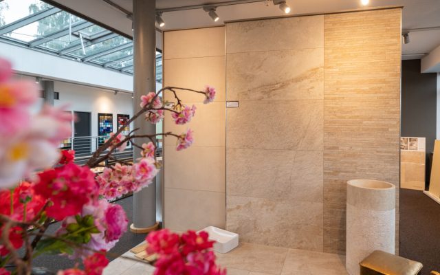 Naturstein-Musterwand im Showroom mit verschiedenen Formaten