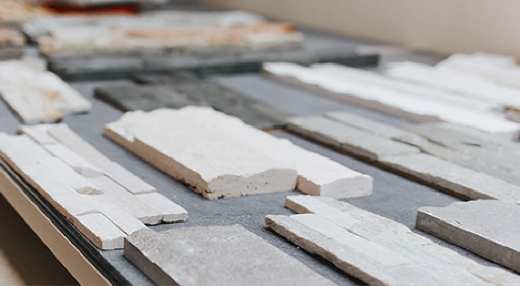 Nahaufnahme von zugeschnittenen Natursteinplatten auf einer Werkbank
