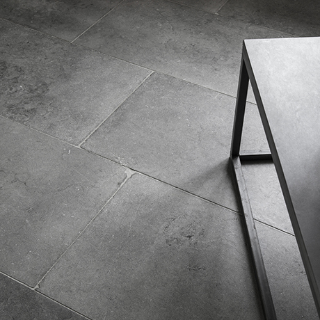 Dunkle Betonfliesen in einem minimalistischen Innenraum