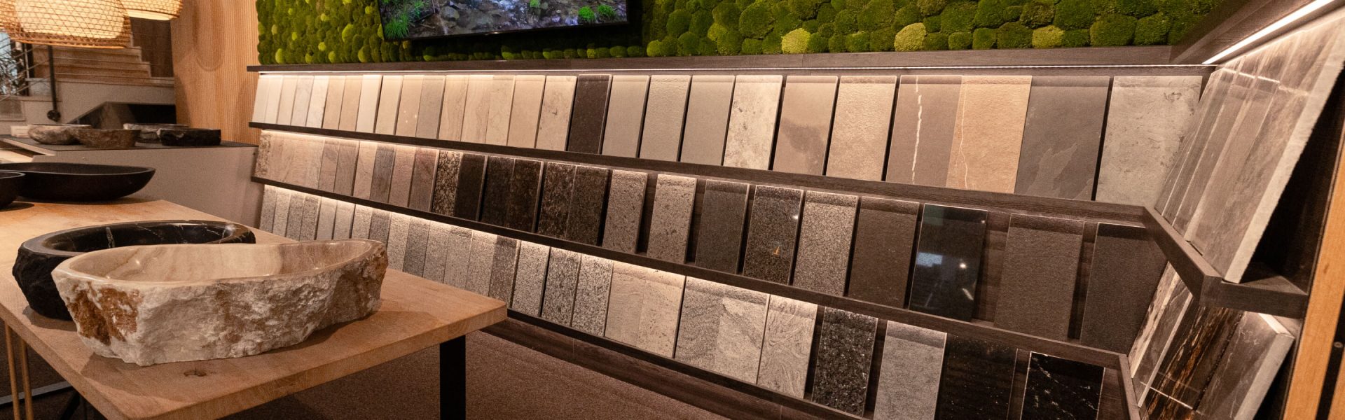Ausstellung mit verschiedenen Naturstein- und Fliesenmustern in Reihen