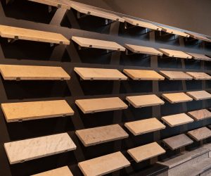 Regalwand mit zahlreichen Natursteinmustern in der Ausstellung