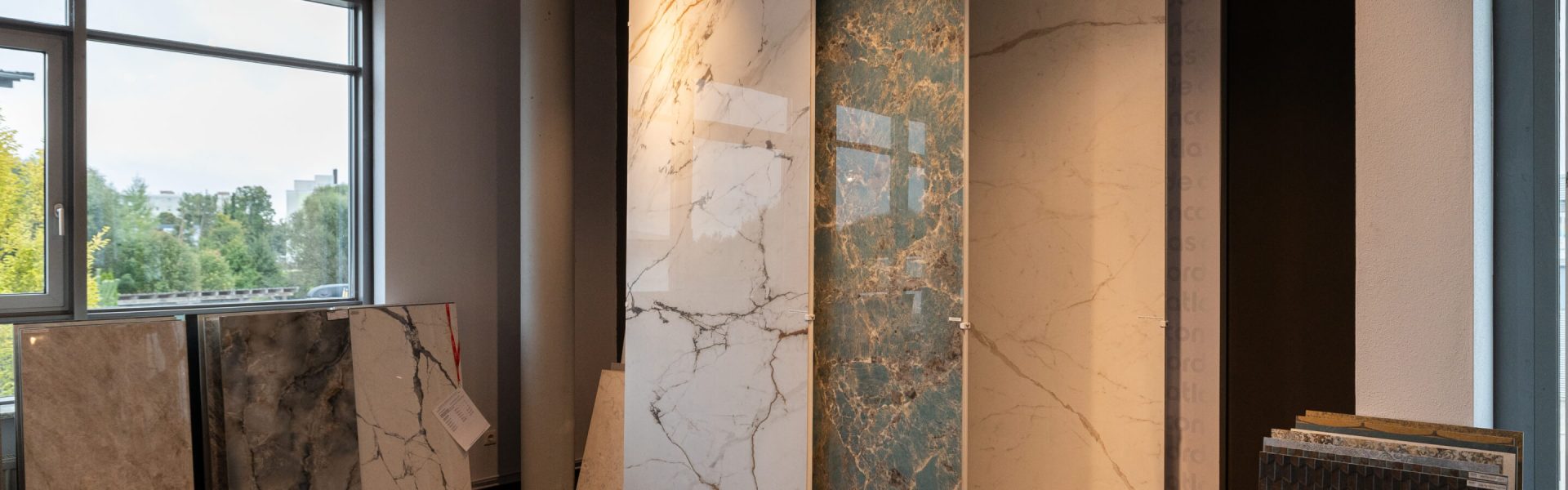 Ausstellung mit großen Natursteinplatten in unterschiedlichen Farbvarianten