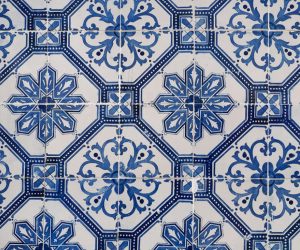 Blau-weiße mediterrane Fliesen mit Ornamentmustern