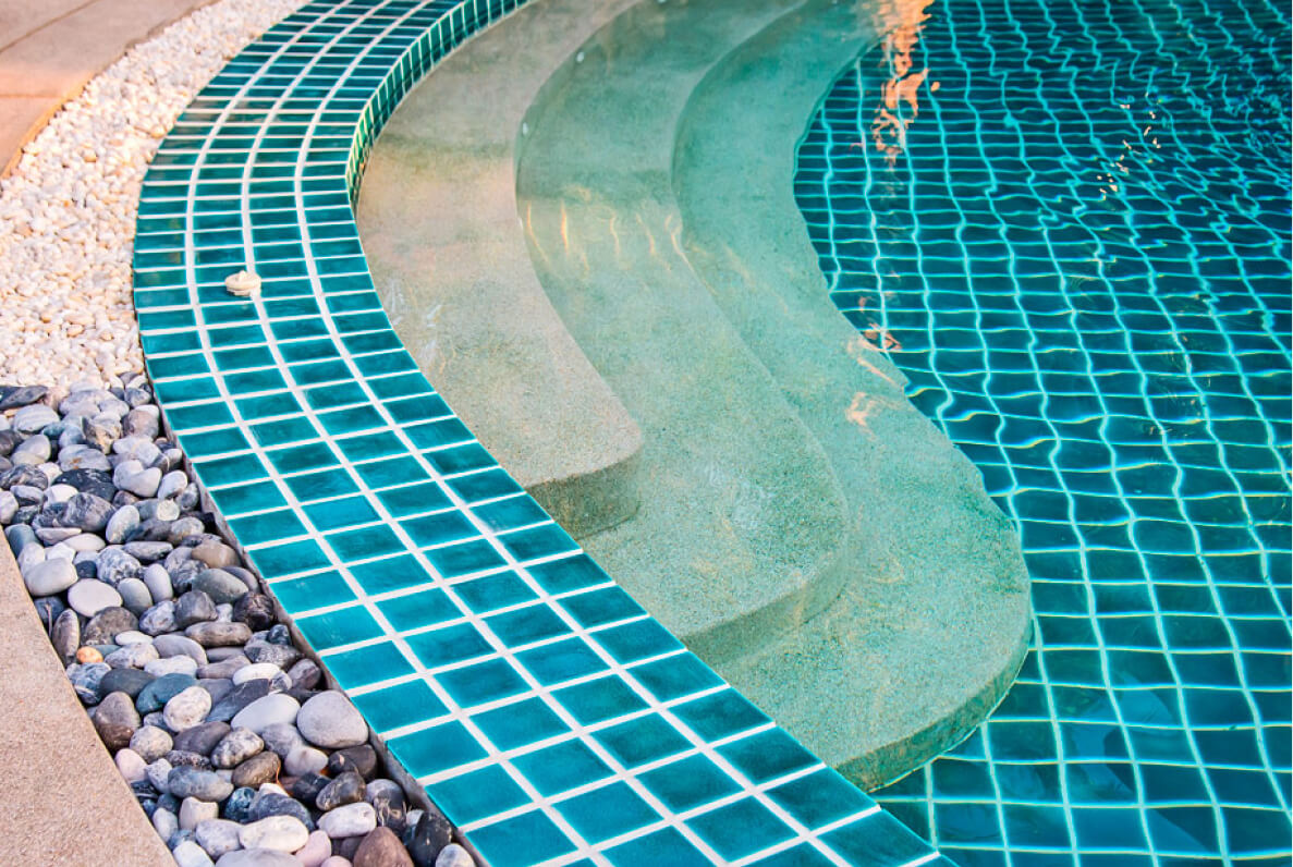 Rundtreppe im Swimmingpool mit türkisfarbenen Mosaikfliesen