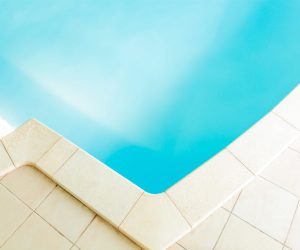 Heller Pool mit beigen Fliesen und klarem Wasser