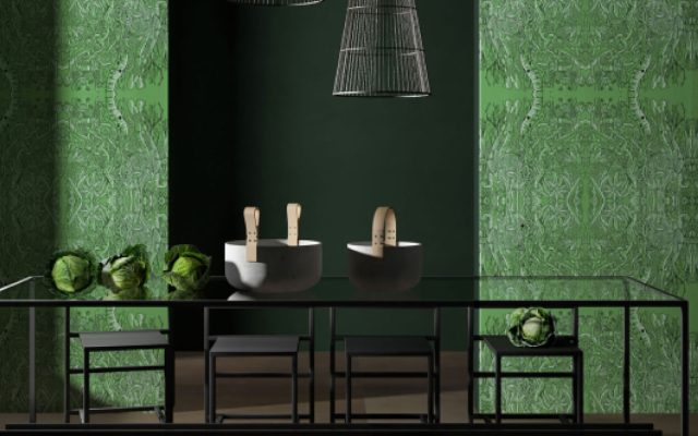 Modernes Badezimmer mit grüner Wand, schwarzen Möbeln und zwei Waschbecken