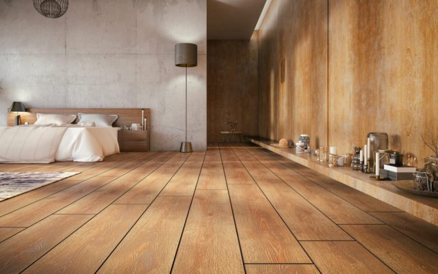 Moderner Raum mit dunklem Holzboden und warmen Wandpaneelen