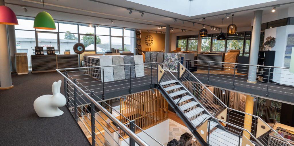 Moderner Ausstellungsraum mit Treppe und Produktpräsentationen