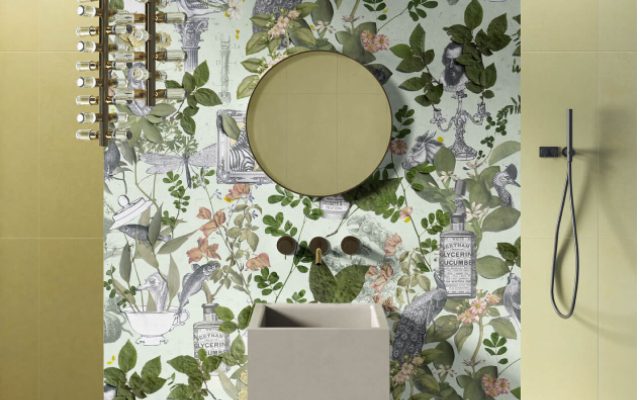 Badezimmer mit floral gemusterter Tapete und rundem Spiegel