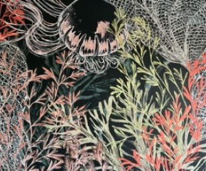 Detailaufnahme einer Tapete mit botanischem Muster in Grün und Pink