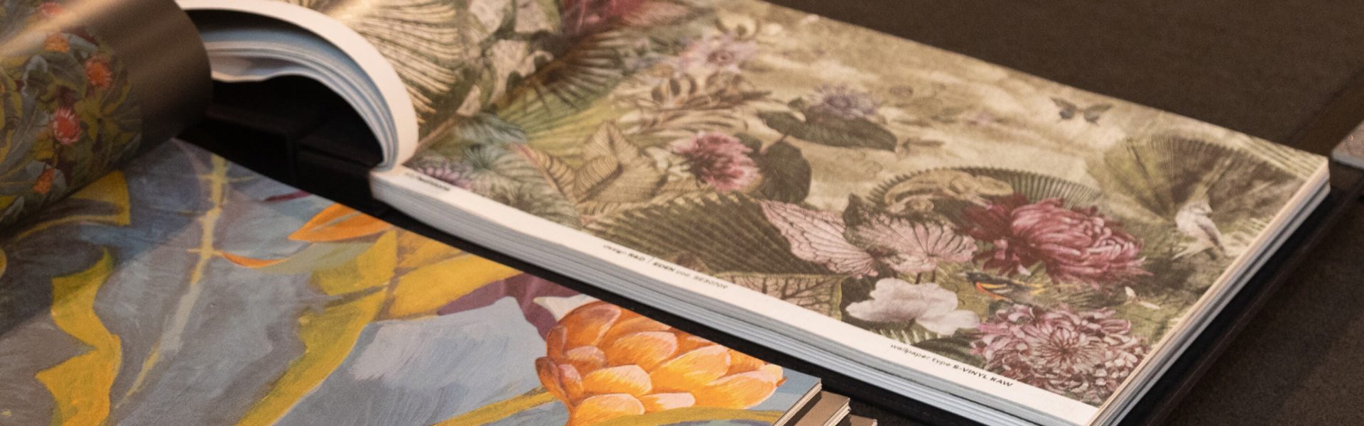 Großformatige Musterrolle mit floralem Tapetenmotiv