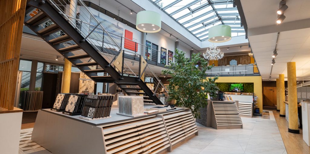 Große Ausstellung mit Treppe und verschiedenen Produktbereichen