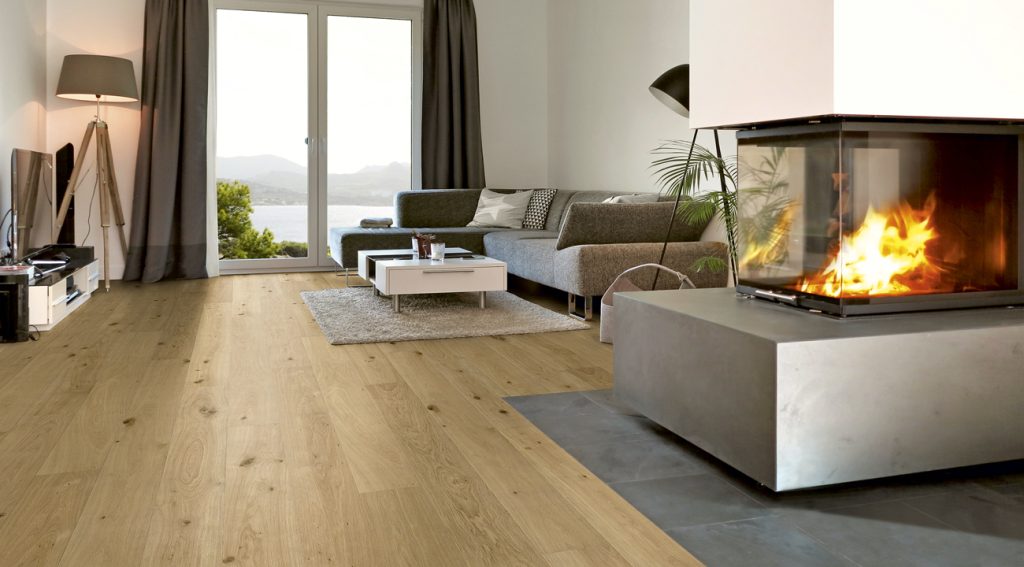 Helles Wohnzimmer mit Eichenboden und großen Fenstern